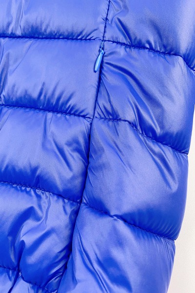 製造輕薄羽絨外套  個人設計彩藍色連帽保暖羽絨外套  羽絨外套供應商 SKVM016 側面照